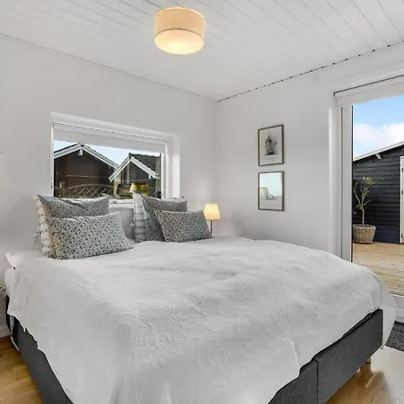 3 Bedroom Stunning In Ferienhaus Sjolund